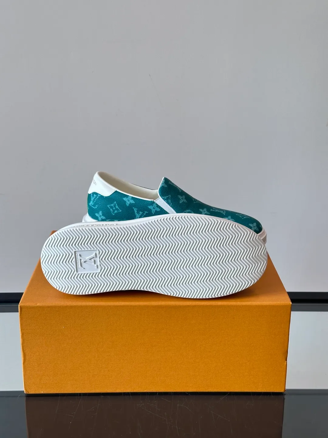 Men's shoes 💰p360 "LOUIS VUITTO＊" Classic presbyopic slip-on loafers are made of classic Damier Gra men's shoes 💰phite canvas, with LV logo embellishment on the shoe body, leather straps decorated with LV metal logo buckles, smooth calf leather trim, and Monogram flower rubber outsole, full of youthful vitality and elegance. Blake craftsmanship and hand-stitched uppers cleverly establish recognition, and the standard sheepskin lining provides a comfortable and soft foot feel! Size: 38-44